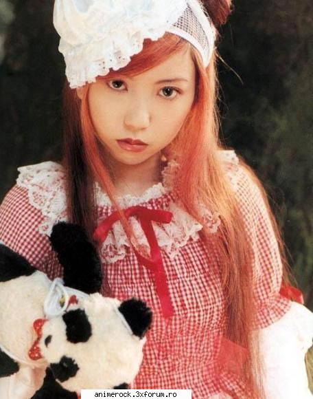fata asta ii zuper kawaii! :dinti: 
dovada: poze ku kana